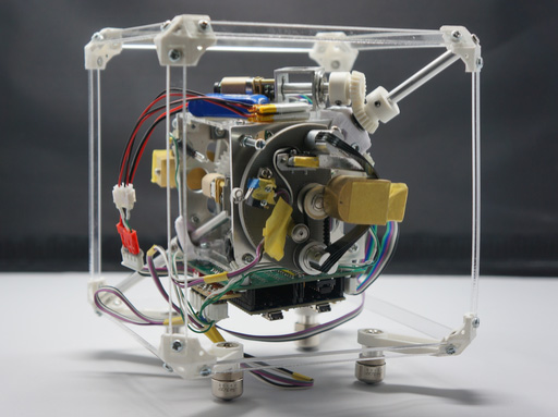 The cubic robot MACROTIS