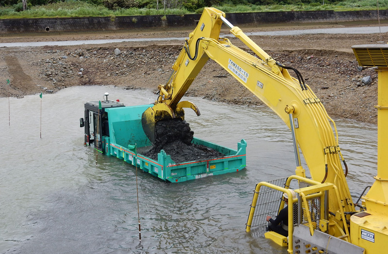 Heavy-duty amphibious crawler dumper