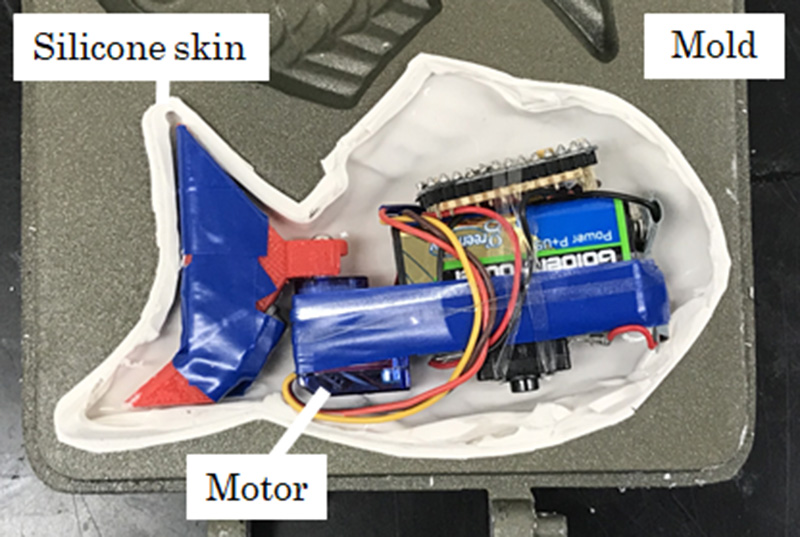 Fish-like robot fabricated by silicone mold